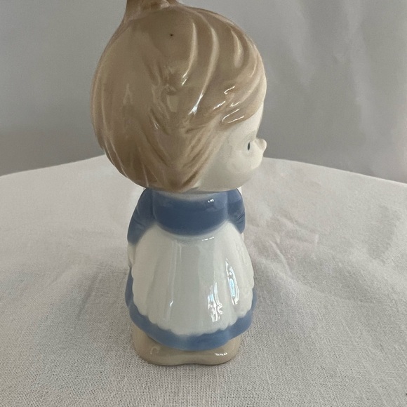 1980's Designer Collection Genuine Porcelain Figurine 4” Tall Boy and Girl. - Picture 4 of 7